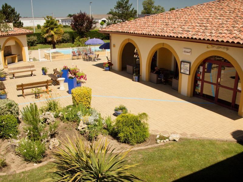 Hôtel Solenca Nogaro Exterior foto